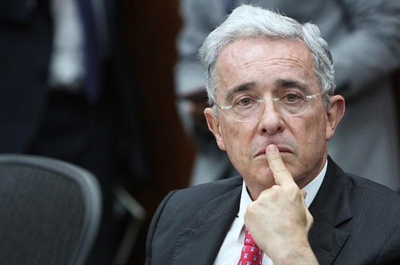 Senador Uribe propone prima extra para colombianos 
