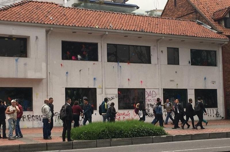 Volvieron a atacar sede de RCN radio durante marcha estudiantil 