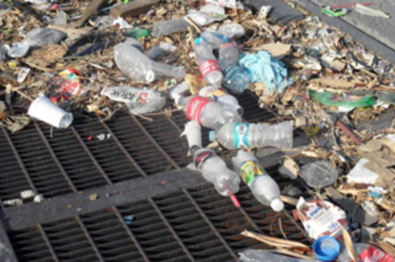 EAAV recoge toneladas de desechos en desuso de las redes de alcantarillado