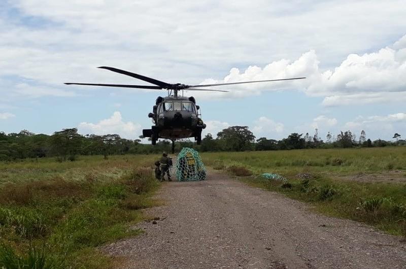 En helicóptero transportan materiales para línea de aducción de acueducto