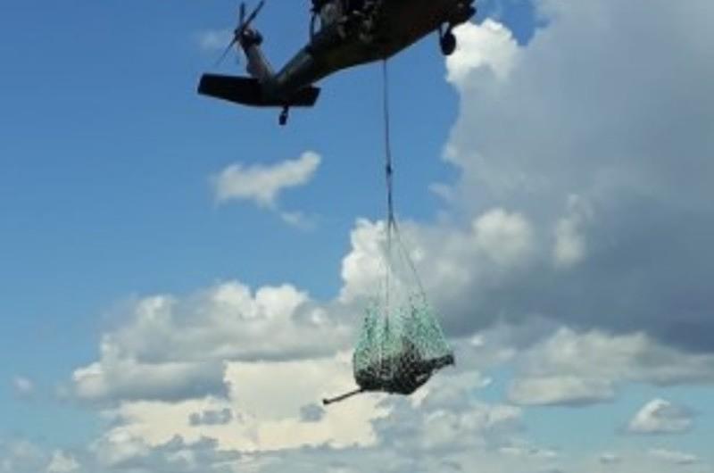 En helicóptero se transportan elementos para el acueducto 