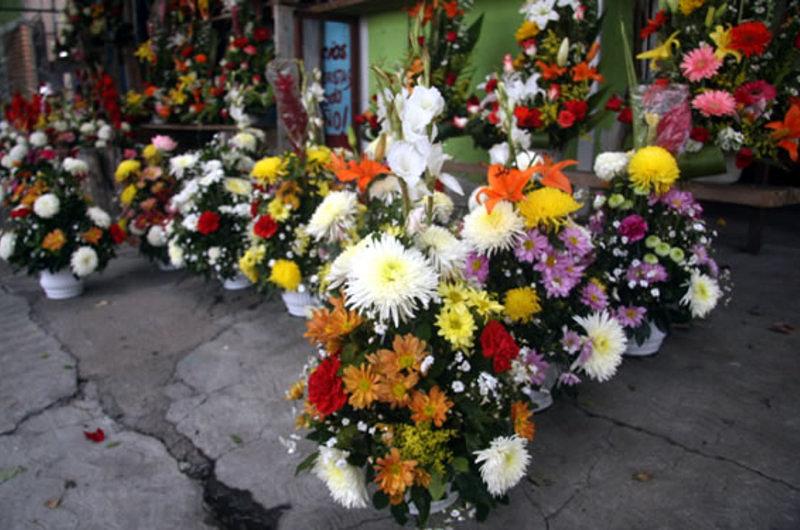 Con arreglos florales esperan a víctimas del bus accidentado en Ecuador