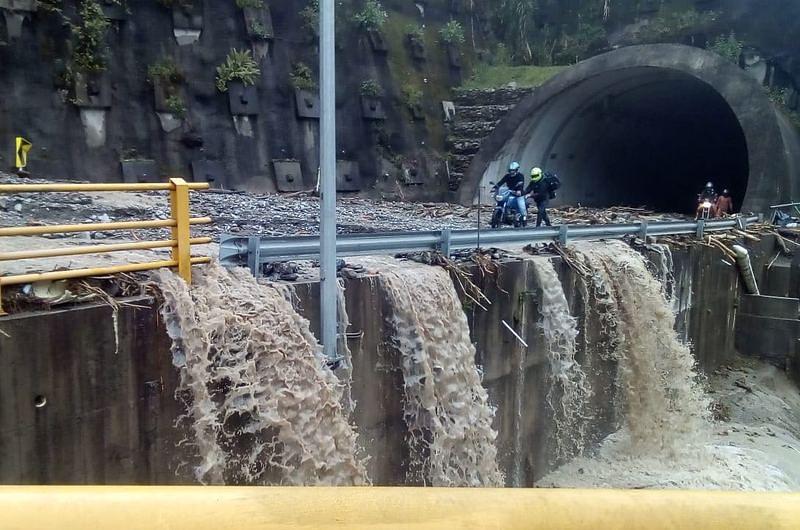Ya se iniciaron trabajos para remover deslizamientos en la vía a Bogotá 