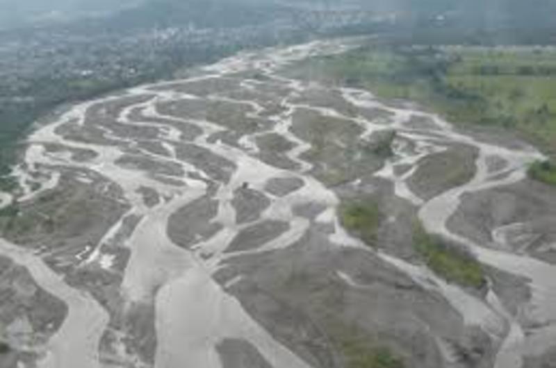 2 personas se encuentran aisladas por creciente del río Guatiquia 