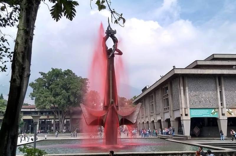 Tiñeron de rojo fuente del campus de la Universidad de Antioquia