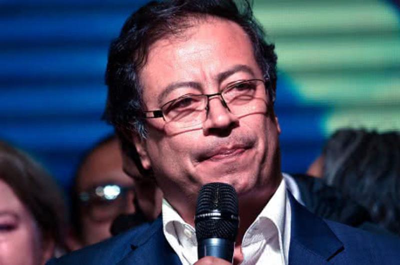 Petro se pronuncia frente a la renuncia de Uribe al Senado