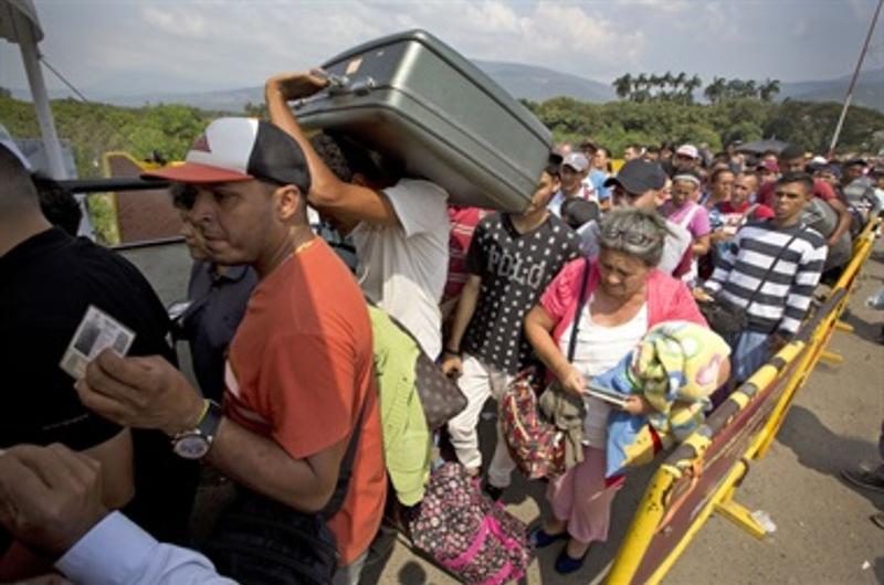 La entrega de bonos alimenticios a venezolanos en Colombia es suspendida