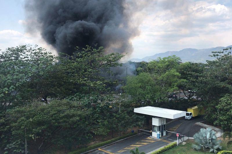 Grave incendio cerca la Universidad Santo Tomas de Villavicencio