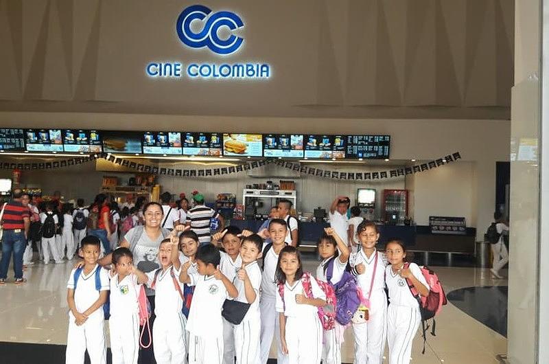 130 niños disfrutaron por primera vez de una sala de cine 