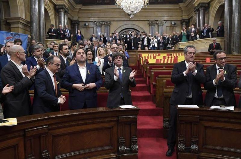 Cataluña es declarada independiente por su parlamento