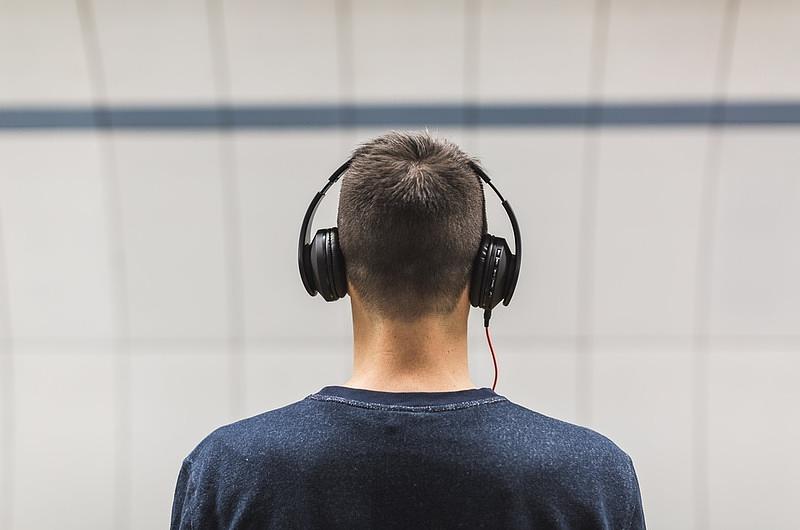 Google lanza auriculares que traducen conversaciones en tiempo real