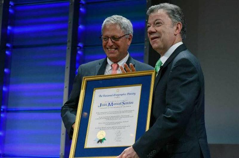 El presidente Santos otra ves es premiado
