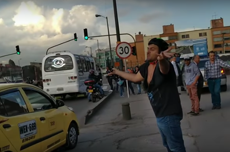 En vídeo, a golpes taxista y ciclista  por intolerancia en la vía