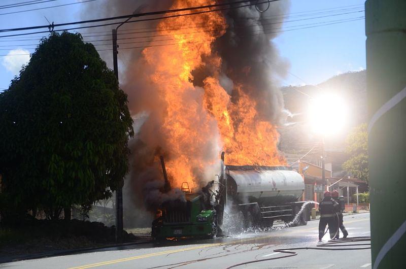 Incendio de tractomula deja sin energía eléctrica sectores de Villavicencio