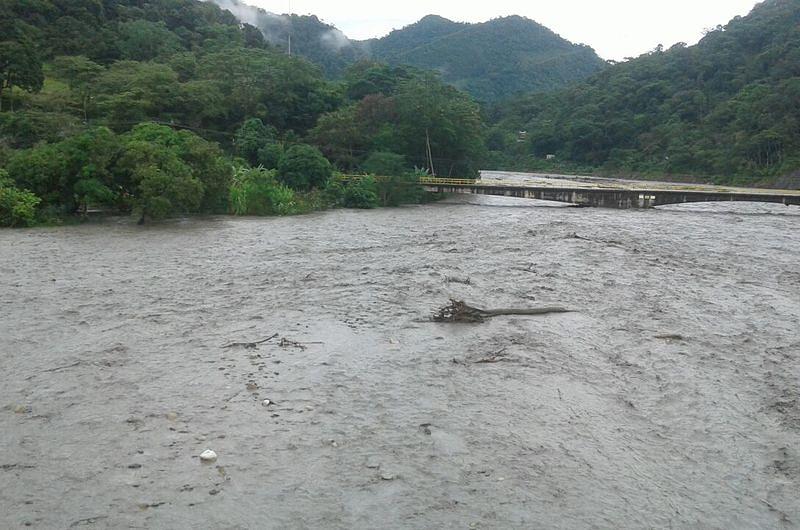 Sigue cerrada la vía Villavo - Acacías por desbordamiento del río Guayuriba