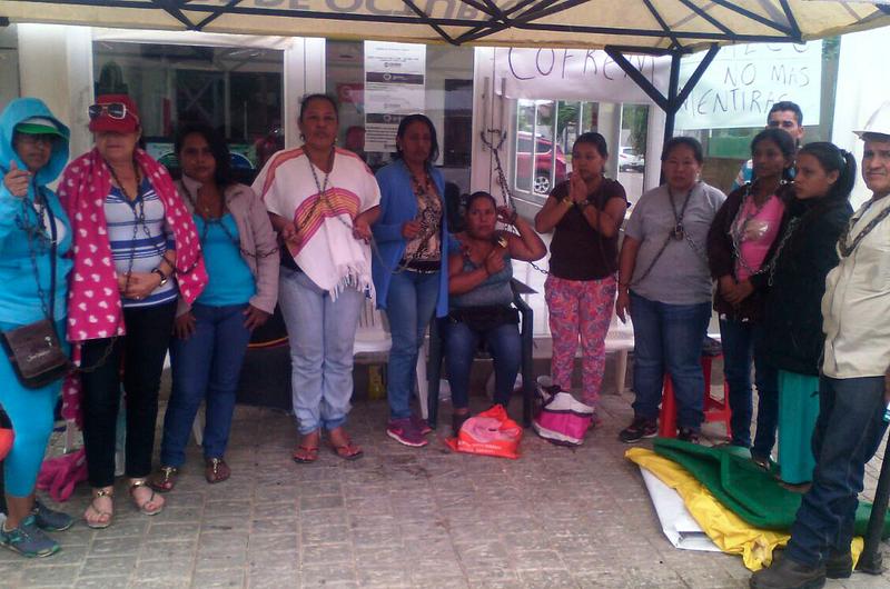 Mujeres encadenadas reclaman oportunidad laboral en Puerto Gaitán