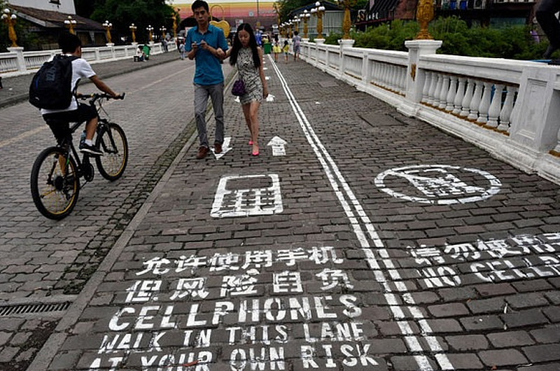 Acera propia para peatones con Smartphone